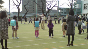 防犯ブザーを鳴らす練習風景（文京区立青柳小学校２０１０．３「防犯ブザーを鳴らせるかな？」